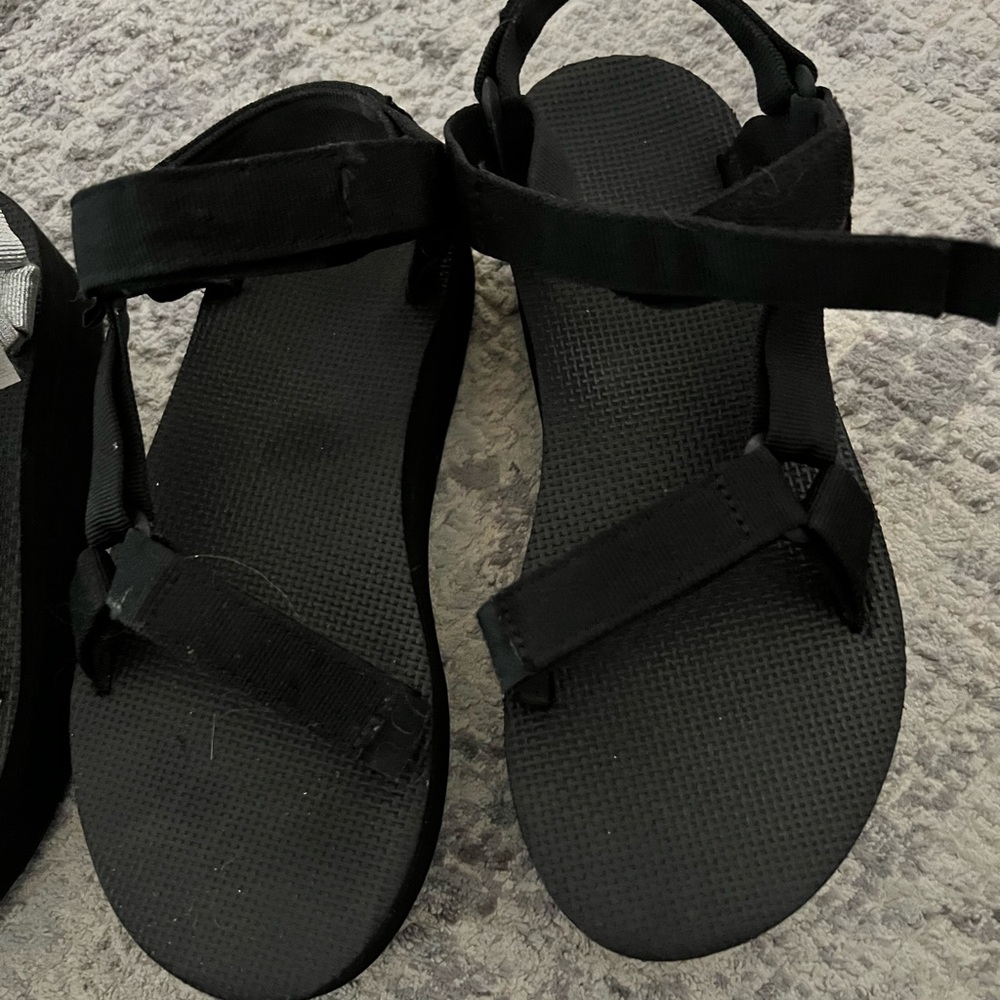 Black size 10 teva’s guc